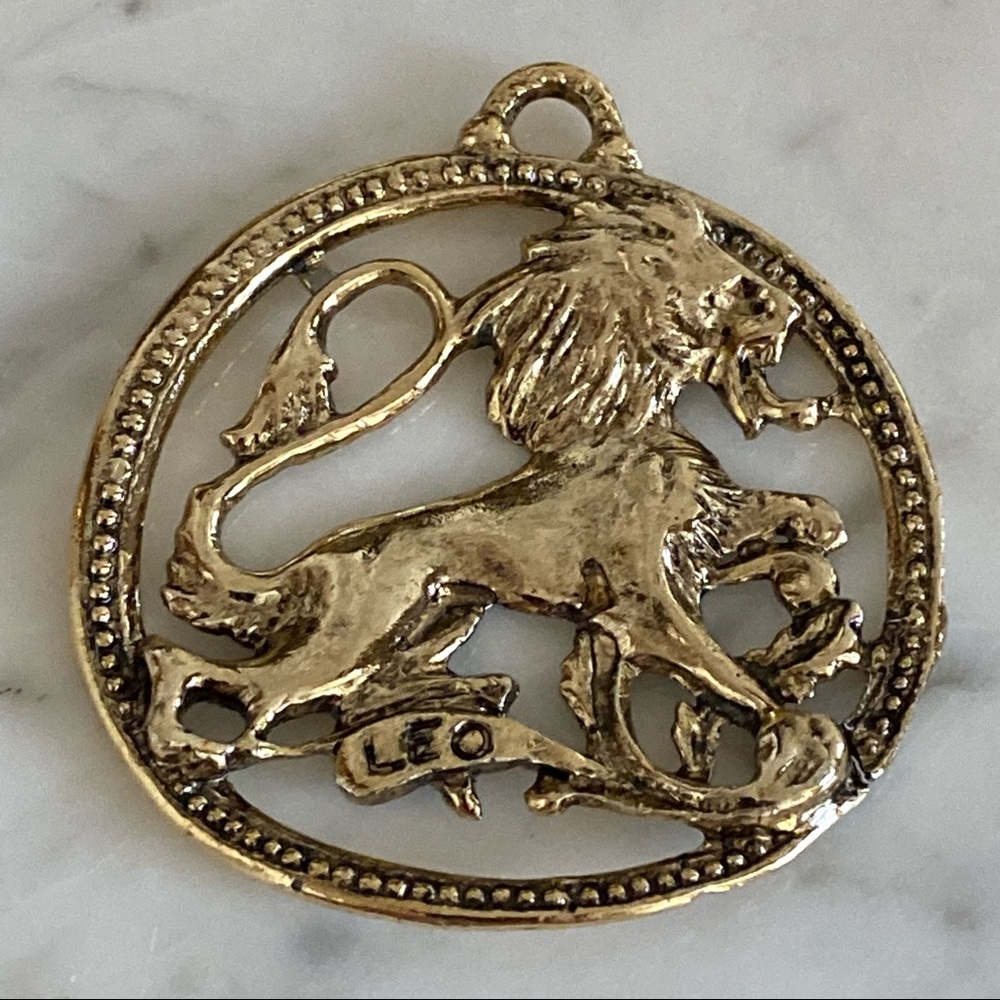 Griegers Vintage Zodiac Leo Medallion Charm Gem